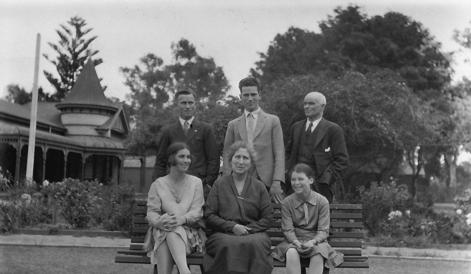 Photo of photos/Alfred McLennan b1864 family portrait